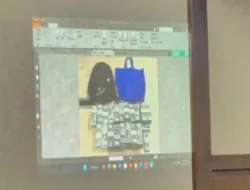 Jaksa Pamerkan Barang Bukti USD 1 Juta Terkait Pansus Haji dalam Persidangan