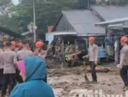 Banjir Bandang Solok: Dua Warga Hilang dan Puluhan Kendaraan Rusak Terjang Air Bah