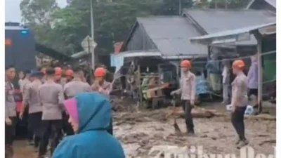 Banjir Bandang Solok: Dua Warga Hilang dan Puluhan Kendaraan Rusak Terjang Air Bah
