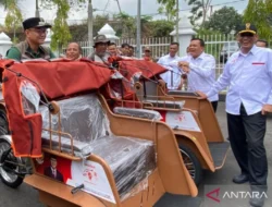 Prabowo Subianto Salurkan 220 Unit Becak Listrik untuk Warga Tasikmalaya