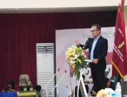 Wamendagri Bima Arya Dorong Mahasiswa UM Surabaya Jadi Generasi Kosmopolitan