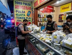 Polisi Gerebek Konter HP di Jaksel, 9.077 Butir Tramadol Disita