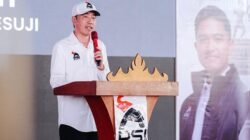 JAKARTA, KILAS-SWARA.COM (26 SEPTEMBER 2026) – Presiden ke-7 Republik Indonesia, Joko Widodo, akhirnya memberikan kepastian mengenai status politiknya dengan mengungkap bahwa dirinya telah resmi bergabung dengan Partai Solidaritas Indonesia (PSI). Di hadapan publik, ia menunjukkan Kartu Tanda Anggota (KTA) sebagai bukti otentik sekaligus menjelaskan bahwa proses bergabungnya telah dilakukan sejak Oktober 2025.  Keputusan tersebut diambil Jokowi dengan alasan adanya kesesuaian visi dan misi antara dirinya dengan platform perjuangan yang diusung oleh partai berlambang bunga mawar tersebut. Menurutnya, semangat muda yang dibawa PSI menjadi faktor kunci yang membuatnya yakin untuk menambatkan pilihan politiknya guna terus berkontribusi bagi kemajuan Indonesia.  Publik sebelumnya telah lama mencium kedekatan Jokowi dengan PSI, terlebih setelah putranya, Kaesang Pangarep, menjabat sebagai ketua umum partai tersebut. Pengungkapan fakta bahwa ia telah menjadi kader selama hampir setahun menunjukkan langkah strategis yang telah dipersiapkan secara matang pasca-transisi kepemimpinan nasional.  Langkah ini diperkirakan akan memperkuat posisi PSI dalam kancah perpolitikan nasional serta menarik dukungan dari loyalis Jokowi di berbagai daerah. Dinamika baru ini menandai babak baru dalam karier politik sang mantan presiden yang tetap aktif memberikan pengaruh dalam diskursus publik, dan laporan ini disusun kembali oleh KilasSwara.