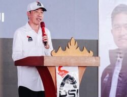 JAKARTA, KILAS-SWARA.COM (26 SEPTEMBER 2026) – Presiden ke-7 Republik Indonesia, Joko Widodo, akhirnya memberikan kepastian mengenai status politiknya dengan mengungkap bahwa dirinya telah resmi bergabung dengan Partai Solidaritas Indonesia (PSI). Di hadapan publik, ia menunjukkan Kartu Tanda Anggota (KTA) sebagai bukti otentik sekaligus menjelaskan bahwa proses bergabungnya telah dilakukan sejak Oktober 2025.  Keputusan tersebut diambil Jokowi dengan alasan adanya kesesuaian visi dan misi antara dirinya dengan platform perjuangan yang diusung oleh partai berlambang bunga mawar tersebut. Menurutnya, semangat muda yang dibawa PSI menjadi faktor kunci yang membuatnya yakin untuk menambatkan pilihan politiknya guna terus berkontribusi bagi kemajuan Indonesia.  Publik sebelumnya telah lama mencium kedekatan Jokowi dengan PSI, terlebih setelah putranya, Kaesang Pangarep, menjabat sebagai ketua umum partai tersebut. Pengungkapan fakta bahwa ia telah menjadi kader selama hampir setahun menunjukkan langkah strategis yang telah dipersiapkan secara matang pasca-transisi kepemimpinan nasional.  Langkah ini diperkirakan akan memperkuat posisi PSI dalam kancah perpolitikan nasional serta menarik dukungan dari loyalis Jokowi di berbagai daerah. Dinamika baru ini menandai babak baru dalam karier politik sang mantan presiden yang tetap aktif memberikan pengaruh dalam diskursus publik, dan laporan ini disusun kembali oleh KilasSwara.