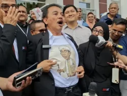 Tim Hukum Roy Suryo Tantang Kehadiran Jokowi di Persidangan