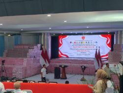 JAKARTA, KILAS-SWARA.COM (06/10/2026) – Kejaksaan Agung Republik Indonesia memamerkan tumpukan uang tunai dalam jumlah sangat fantastis senilai Rp 1,32 triliun yang tersusun rapi di lobi Gedung Bundar Jaksa Agung Muda Bidang Tindak Pidana Khusus (Jampidsus). Dana dalam pecahan rupiah tersebut merupakan hasil penyitaan terbaru dari rangkaian penyidikan kasus dugaan korupsi dan tindak pidana pencucian uang yang melibatkan salah satu korporasi besar di sektor pengelolaan sumber daya alam.  Pihak Kejaksaan menjelaskan bahwa pengamanan aset ini merupakan bagian dari upaya intensif untuk memulihkan kerugian keuangan negara yang diakibatkan oleh praktik penyimpangan operasional perusahaan terkait. Proses penyitaan dilakukan setelah tim penyidik berhasil melacak aliran dana yang disembunyikan dalam berbagai bentuk instrumen keuangan sebelum akhirnya dikonversi kembali menjadi uang tunai sebagai barang bukti di persidangan.  Keberhasilan mengamankan dana sebesar ini dianggap sebagai salah satu pencapaian signifikan dalam sejarah penegakan hukum tindak pidana khusus di Indonesia. Fokus utama dari operasi ini tidak hanya pada penghukuman pelaku secara fisik, tetapi juga pada optimalisasi ‘asset recovery’ agar kekayaan negara yang sempat hilang dapat kembali sepenuhnya ke kas negara melalui prosedur hukum yang berlaku.  Saat ini, seluruh barang bukti uang tersebut telah dialokasikan untuk dititipkan ke bank milik negara guna menjamin keamanan dan akuntabilitasnya selama proses hukum berjalan. Pihak berwenang menegaskan bahwa penelusuran aset tidak akan berhenti sampai di sini, mengingat masih adanya indikasi harta lain yang tersebar di berbagai wilayah. Laporan ini disusun kembali oleh tim redaksi KilasSwara sebagai bentuk pembaruan informasi terkini bagi publik.  Kejaksaan Agung menegaskan komitmennya untuk terus menindak tegas segala bentuk kejahatan kerah putih yang merugikan stabilitas ekonomi nasional secara sistemik. Sinergi antarlembaga terus diperkuat guna memastikan tidak ada celah bagi pelaku korupsi untuk menyembunyikan hasil kejahatannya di masa depan. Berita ini ditulis ulang oleh KilasSwara untuk menyajikan fakta hukum secara objektif.